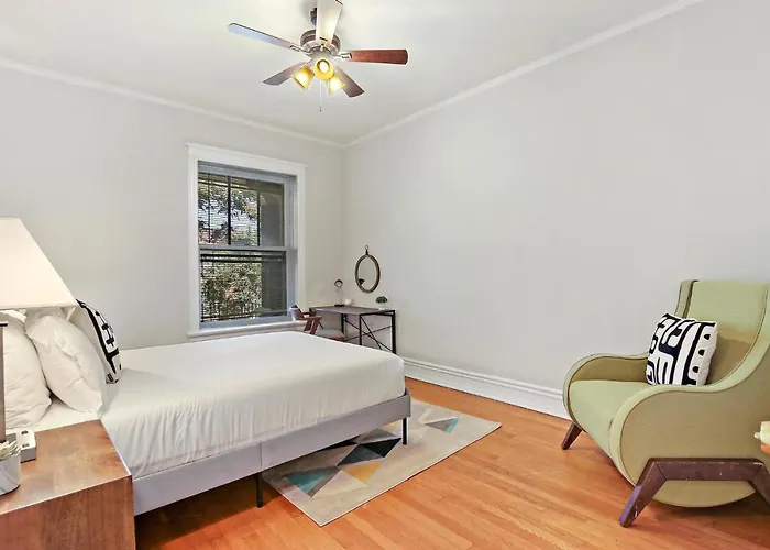 Stylish And Expansive 2br With Balcony - Buckingham 3 *