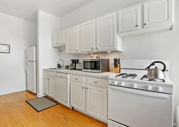 Stylish And Expansive 2br With Balcony - Buckingham 3 *