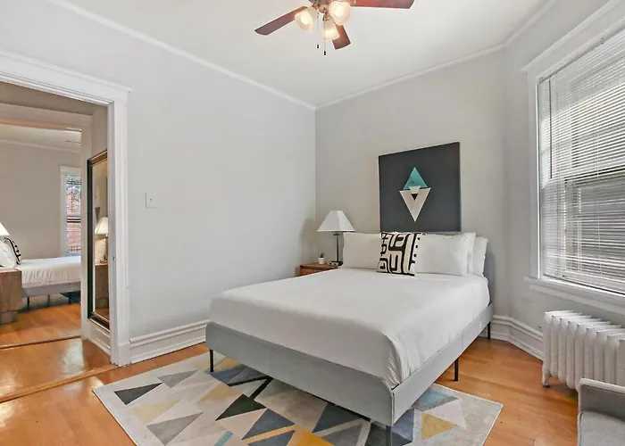 Stylish And Expansive 2br With Balcony - Buckingham 3 Chicago