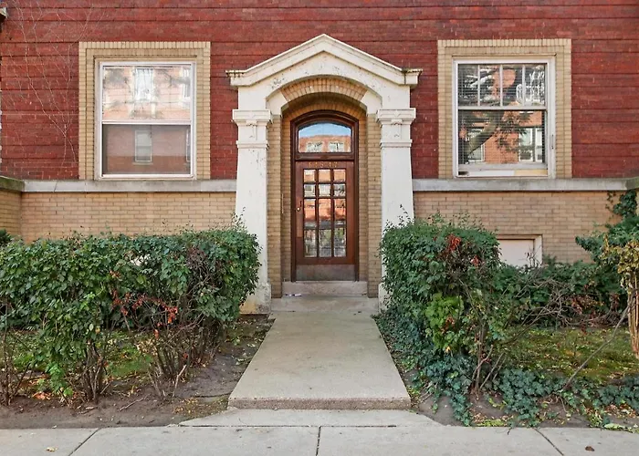 Stylish And Expansive 2br With Balcony - Buckingham 3 *