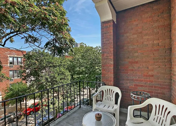 Stylish And Expansive 2br With Balcony - Buckingham 3 *